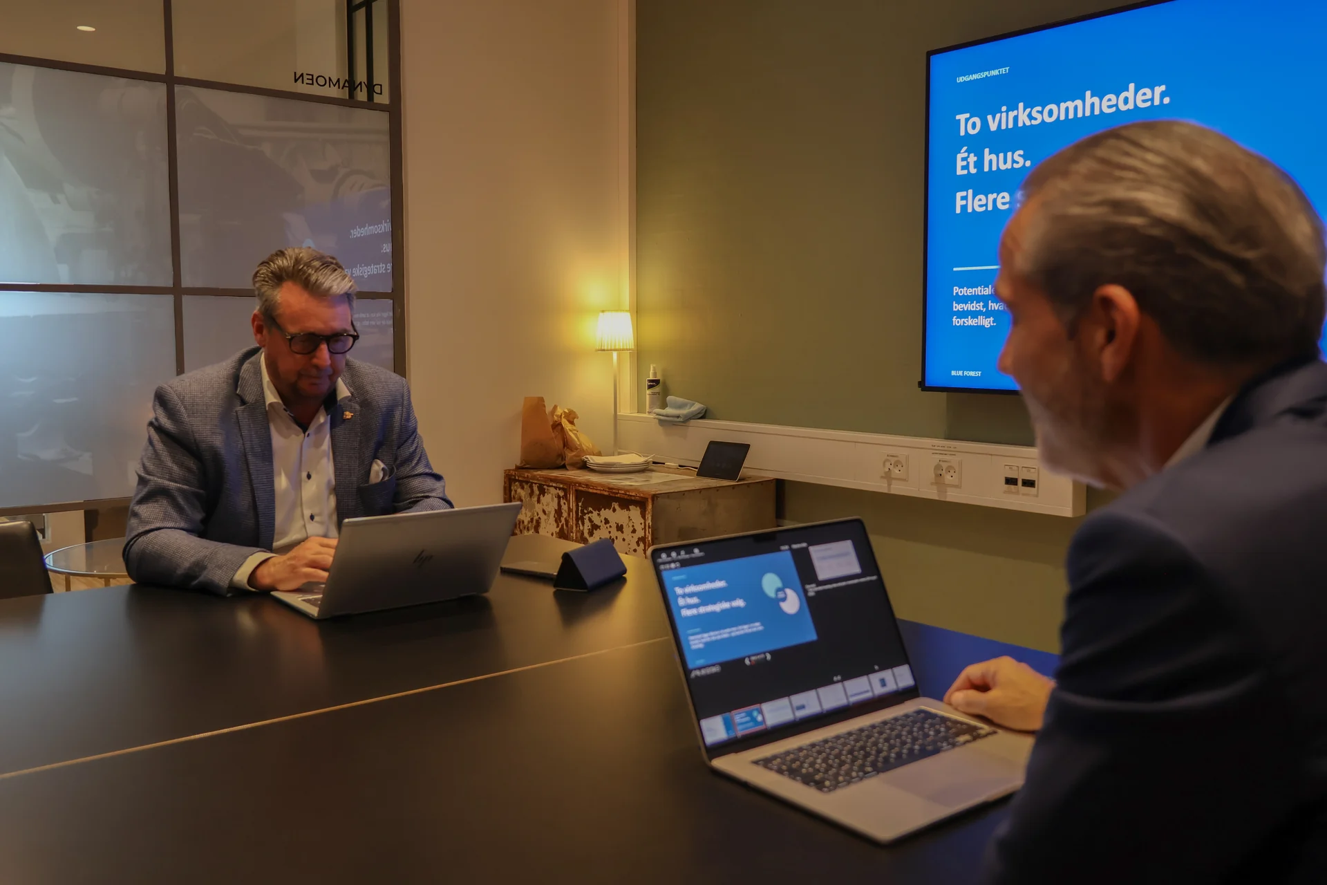 Dialog over bærbare computere i mødelokalet hos Blue Forest.
