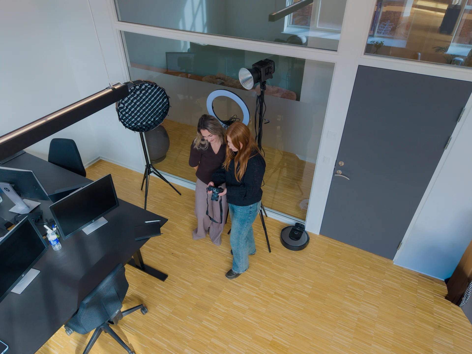 Foto- og videooptagelse hos Blue Forest med kamera og studielys.