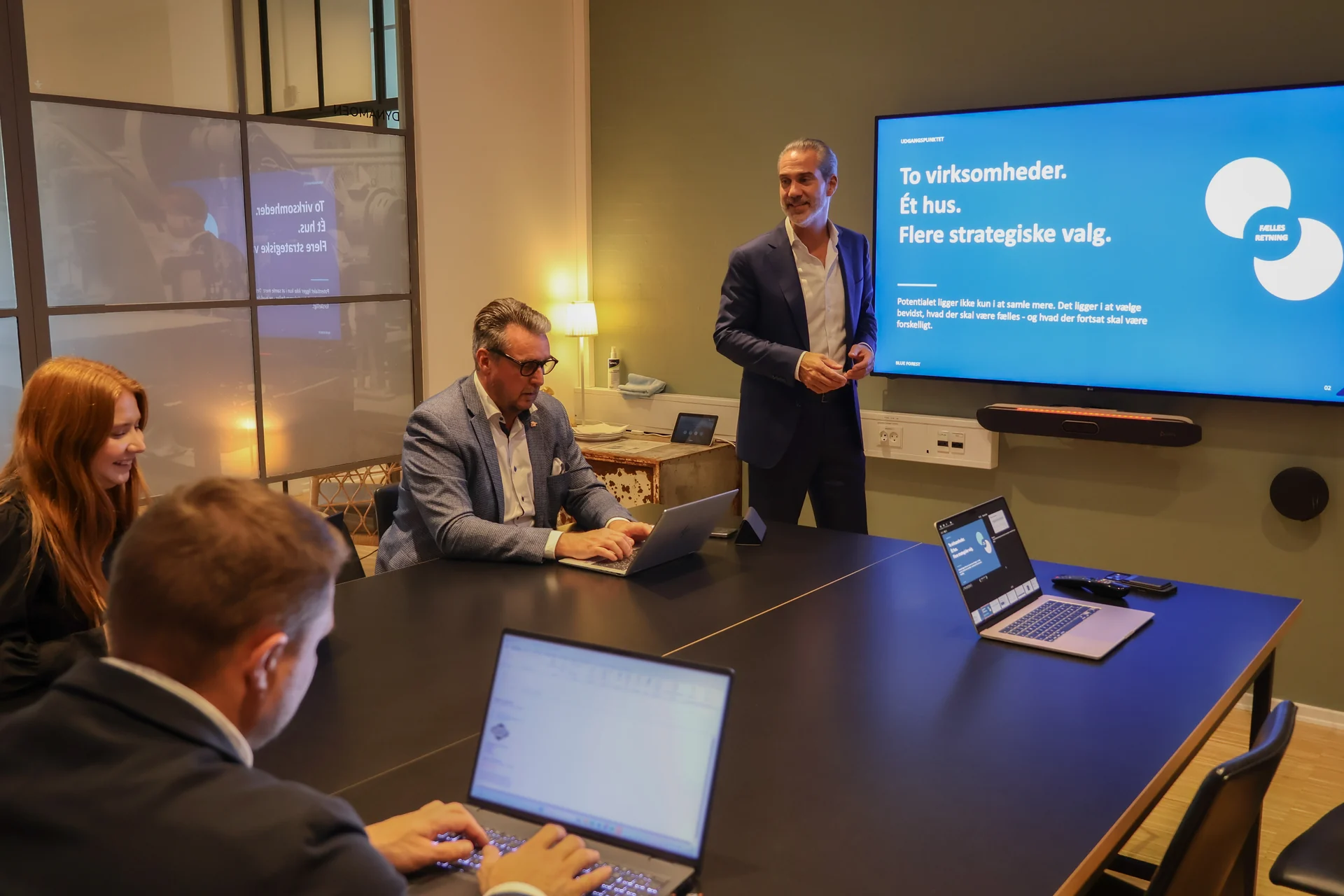 Præsentation og fælles drøftelse omkring mødebordet hos Blue Forest.