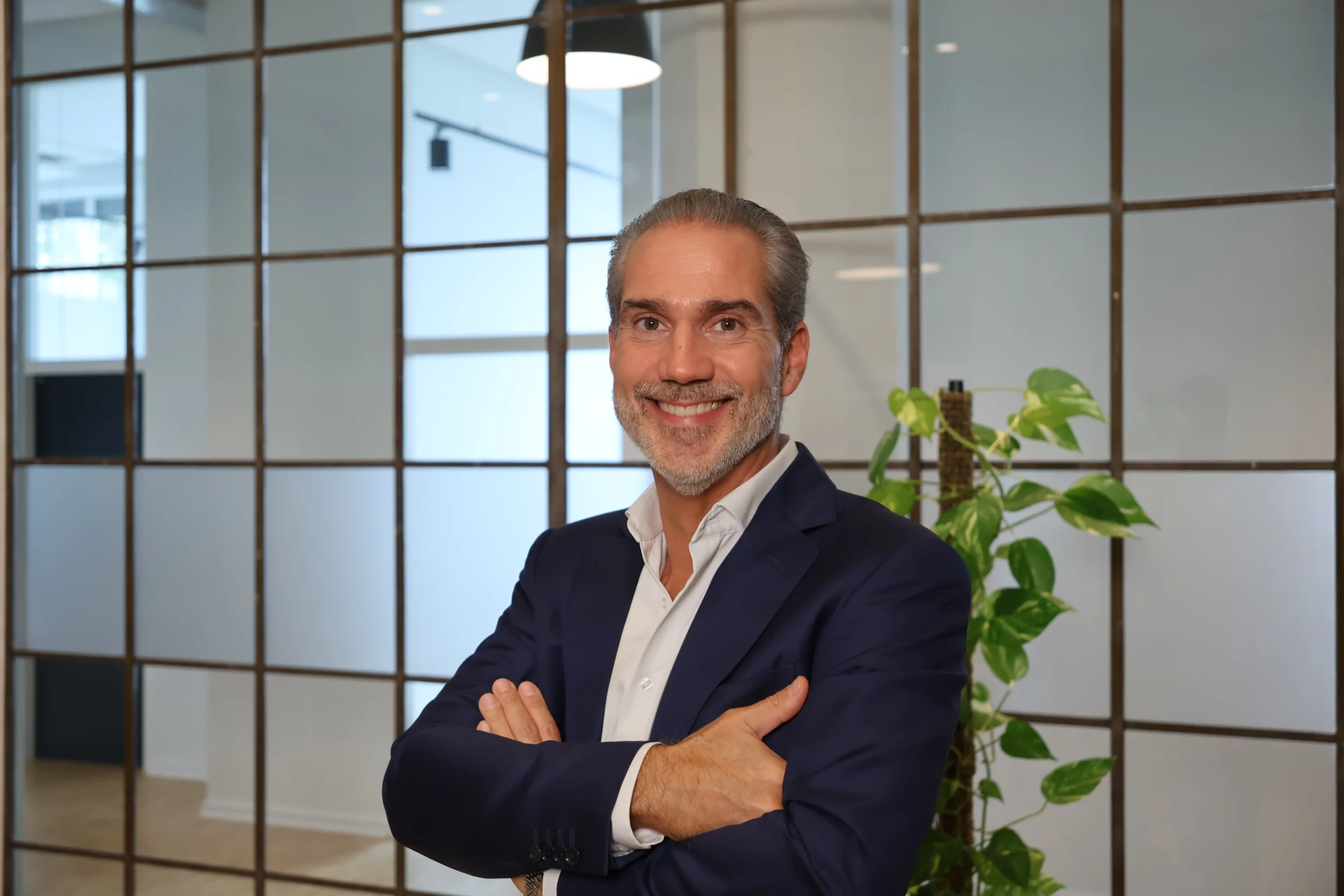 Claus Møller, CEO og partner i Blue Forest, med korslagte arme.